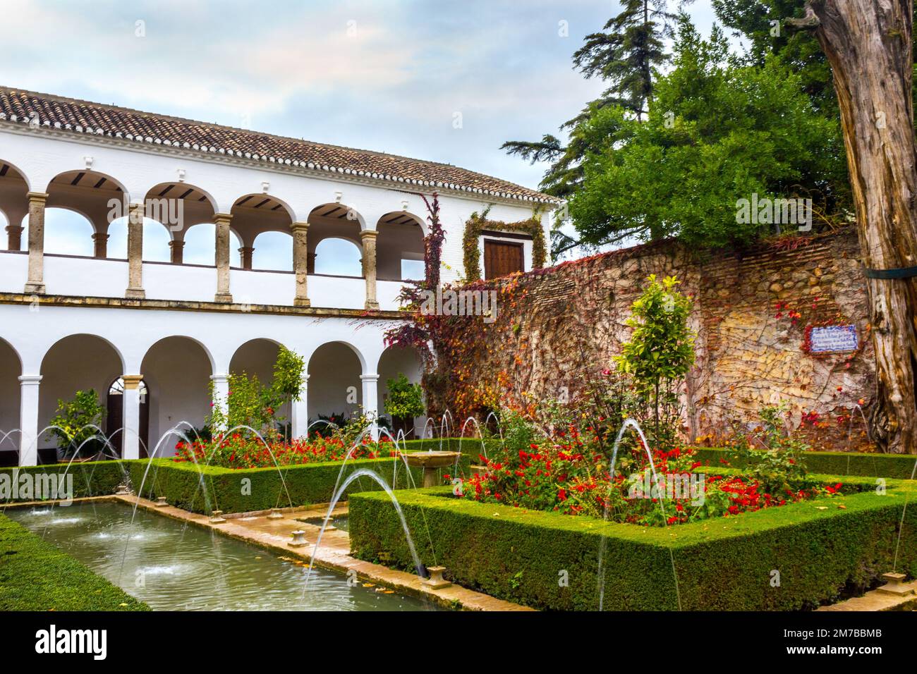 Padiglione Generalife con giardino e fontane nel famoso palazzo dell'Alhambra in Spagna Foto Stock