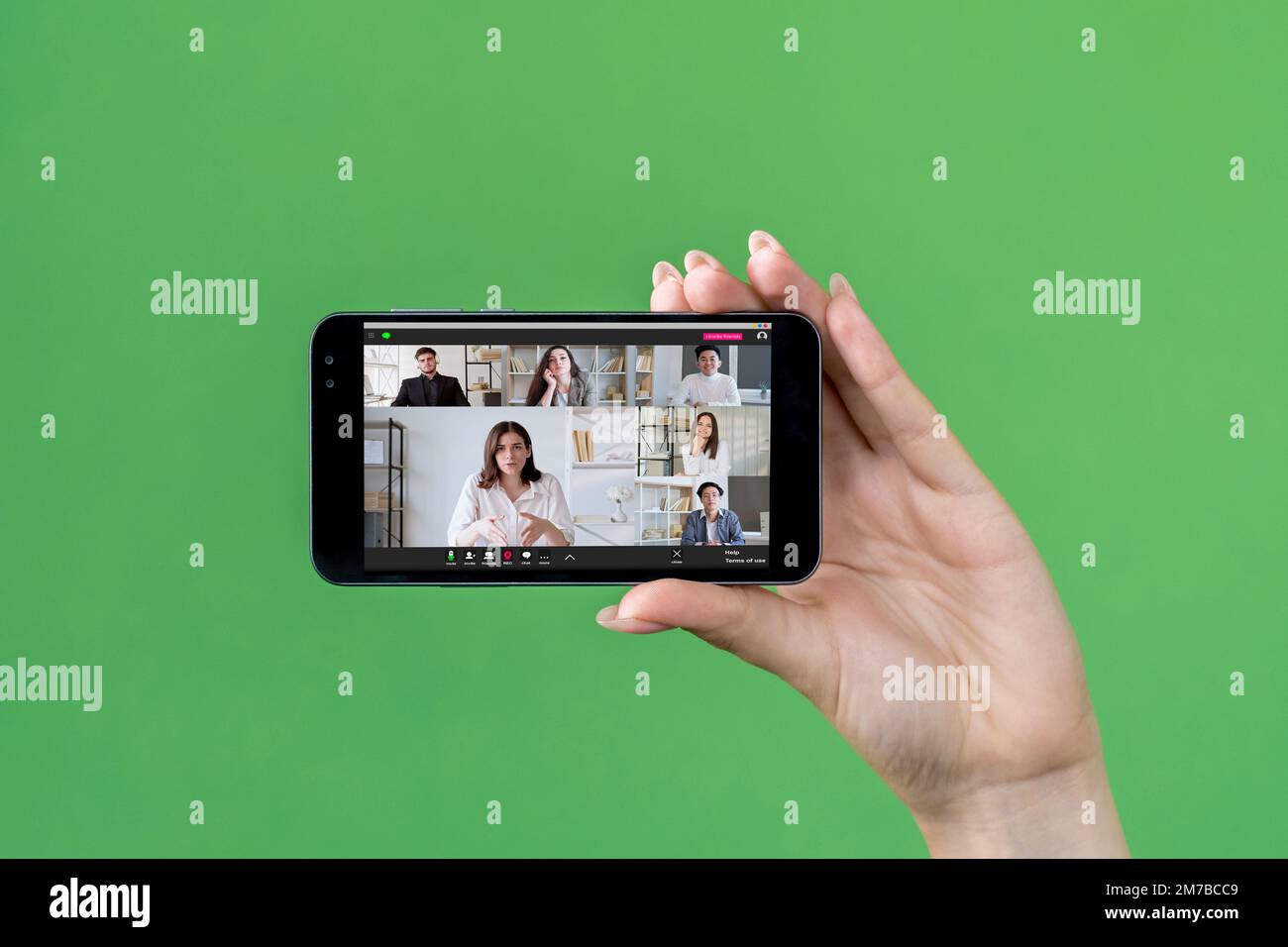 gli studenti di e-learning mobili si raggruppano online sullo schermo Foto Stock