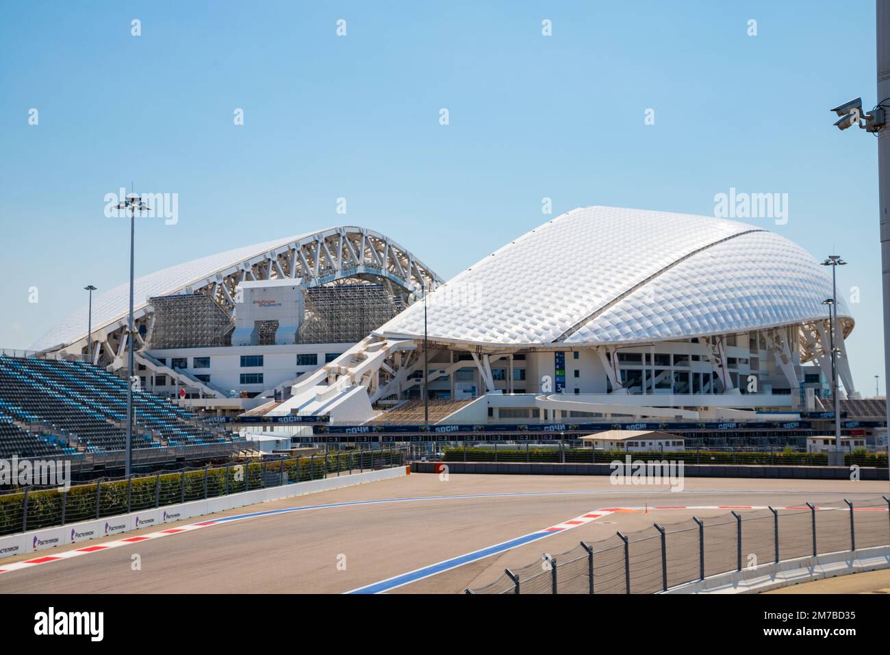Sochi, Russia - 08.09.2022: Autodromo vuoto, autodromo motociclistico e Fisht Stadium nel Parco Olimpico nel villaggio di Sirius. F1 gara alla Formula uno Gr Foto Stock