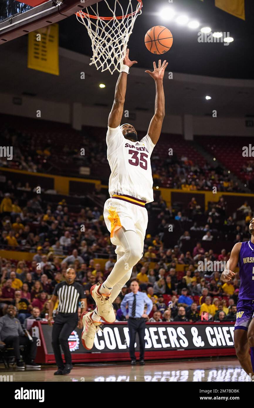 La guardia di stato dell'Arizona Devan Cambridge (35) fa un giro-oop nella seconda metà della partita di pallacanestro dell'NCAA contro l'Università di Washington a Tempe, Foto Stock