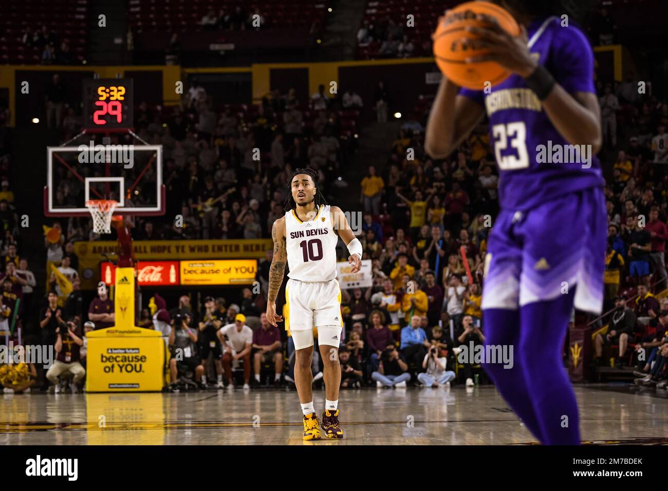 La guardia statale dell'Arizona Frankie Collins (10) si prepara a difendere il suo avversario nella seconda metà del gioco di pallacanestro NCAA contro l'Università di Washingt Foto Stock