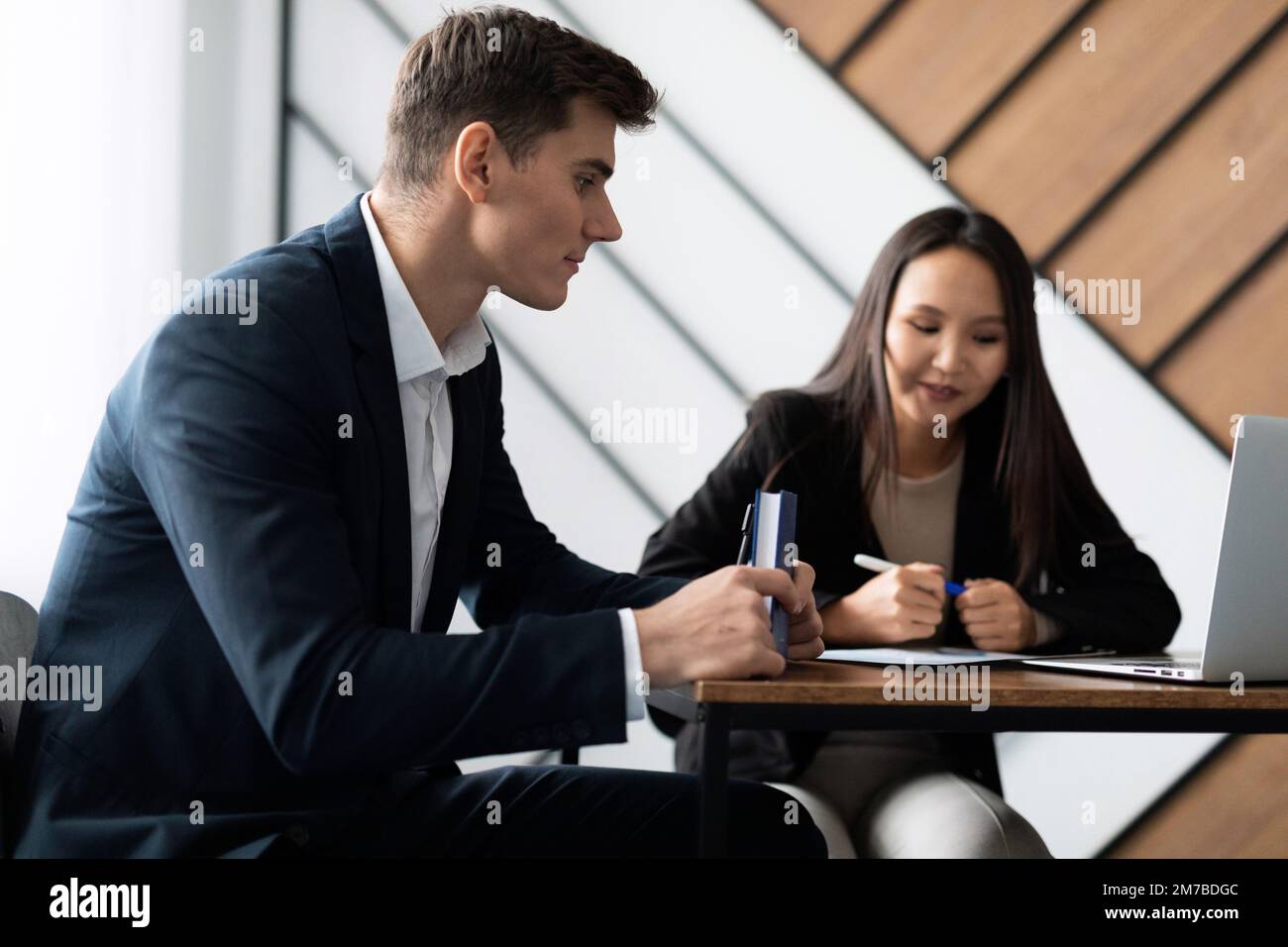 giovane uomo cercatore di lavoro sta avendo un colloquio in ufficio Foto Stock