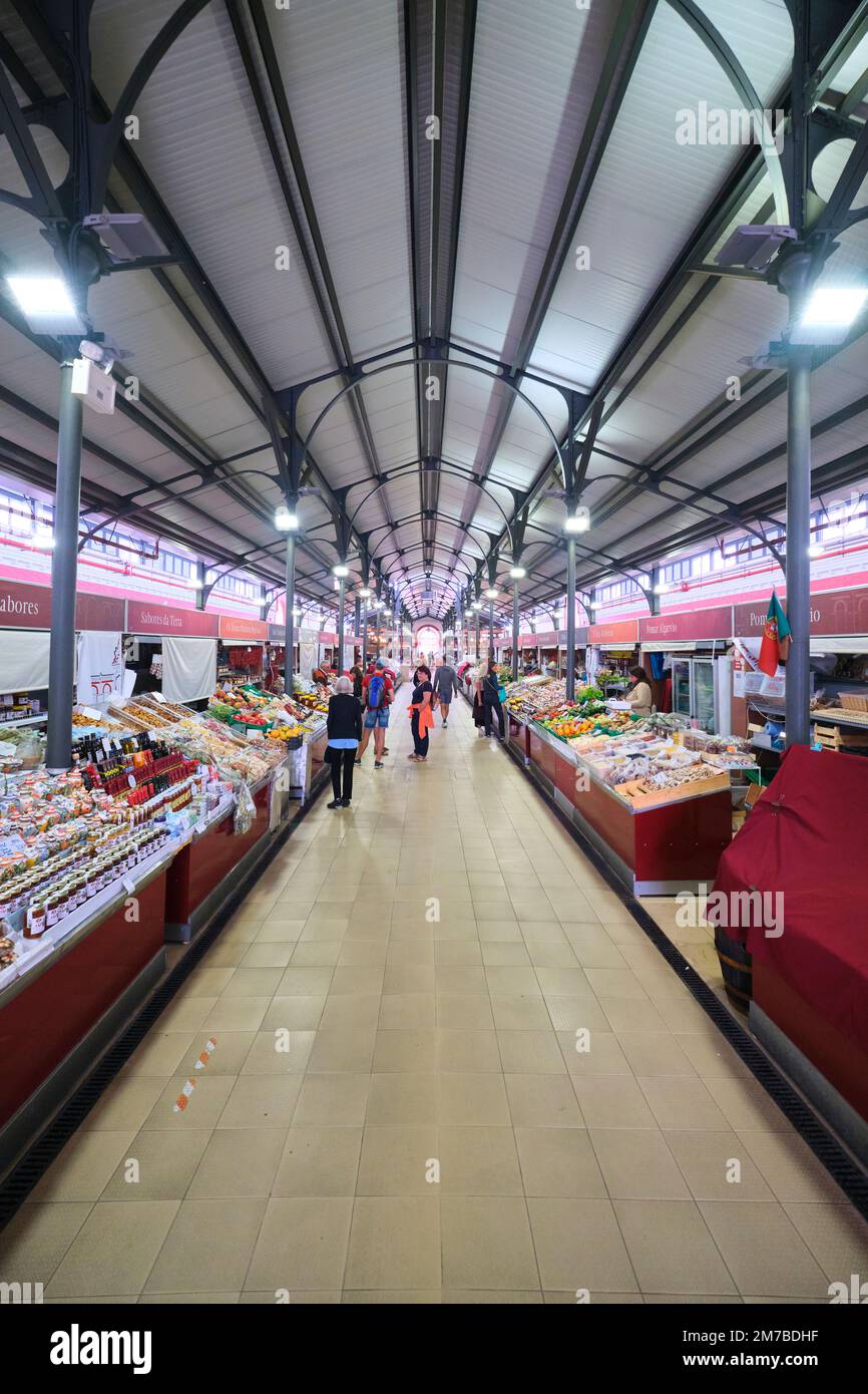 Uno sguardo giù uno dei corridoi di stalle di shopping dell'edificio di capannone di metallo. Al Mercado Municipal de Loulé, mercato centrale di Loulé, Algarve, Portogallo Foto Stock