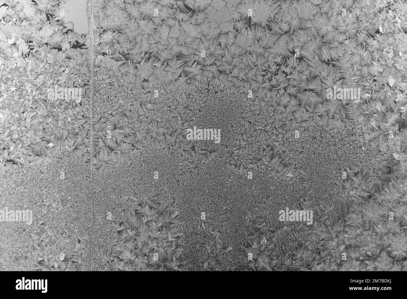 Cornice completa da texture formate da gocce congelate sul vetro. Foto Stock