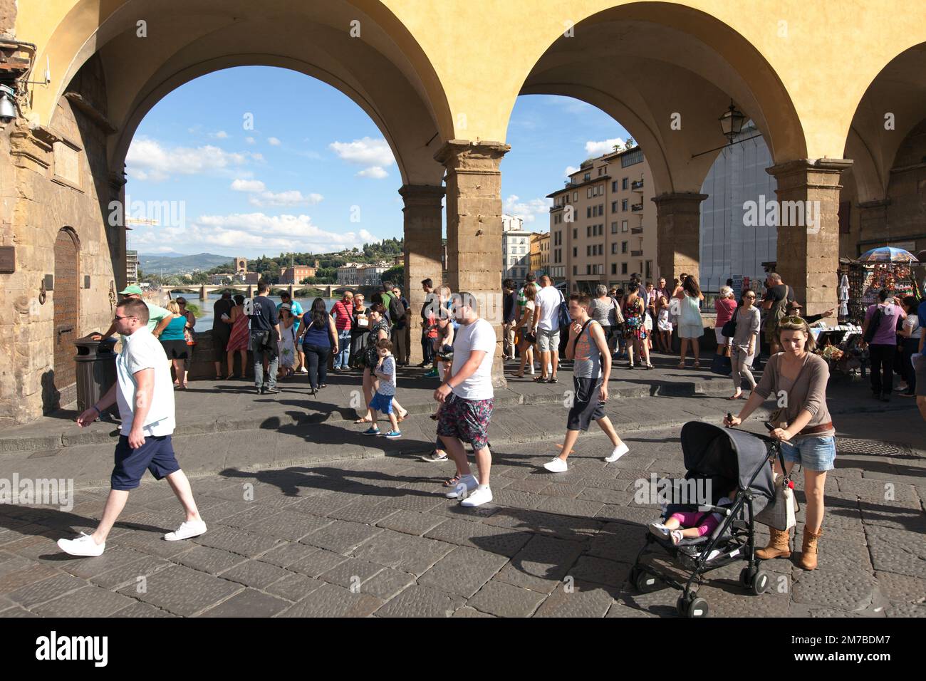 FIRENZE, ITALIA IL 25 AGOSTO 2014. Foto delle persone che passeggiando sul Ponte Vecchio. Persone non identificate. Uso editoriale. Foto Stock