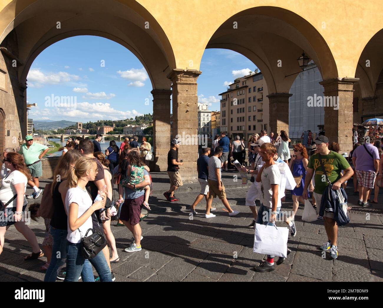 FIRENZE, ITALIA IL 25 AGOSTO 2014. Foto delle persone che passeggiando sul Ponte Vecchio. Persone non identificate. Uso editoriale. Foto Stock