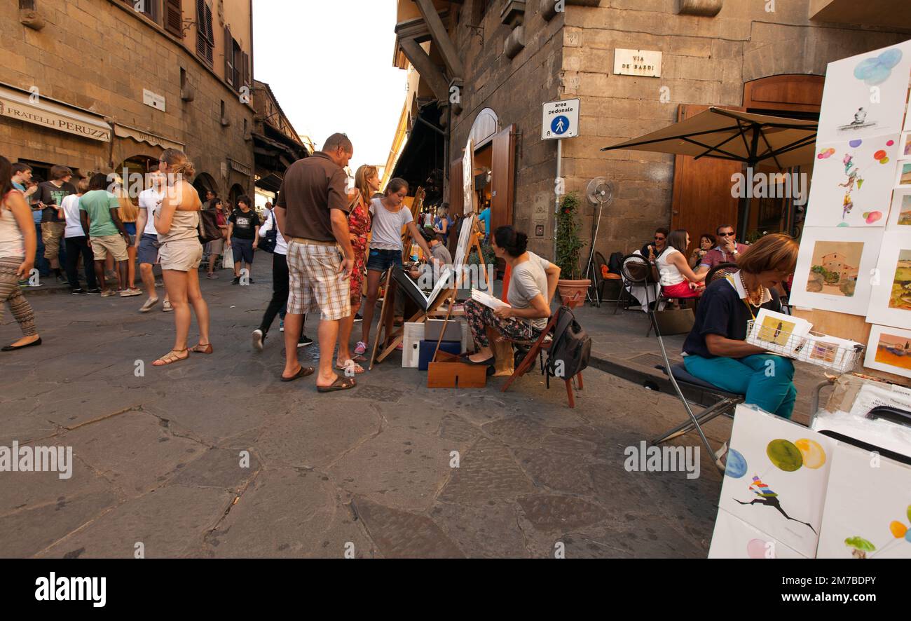 FIRENZE, ITALIA IL 25 AGOSTO 2014. Foto di artisti e opere d'arte sul Ponte Vecchio. Persone non identificate. Editoriale Foto Stock