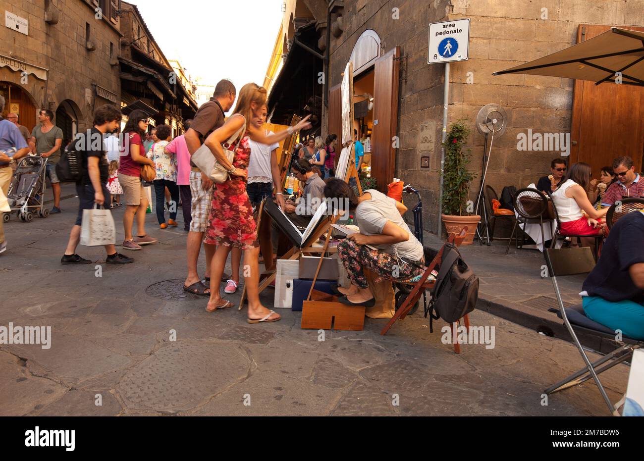 FIRENZE, ITALIA IL 25 AGOSTO 2014. Foto di artisti e opere d'arte sul Ponte Vecchio. Persone non identificate. Editoriale Foto Stock