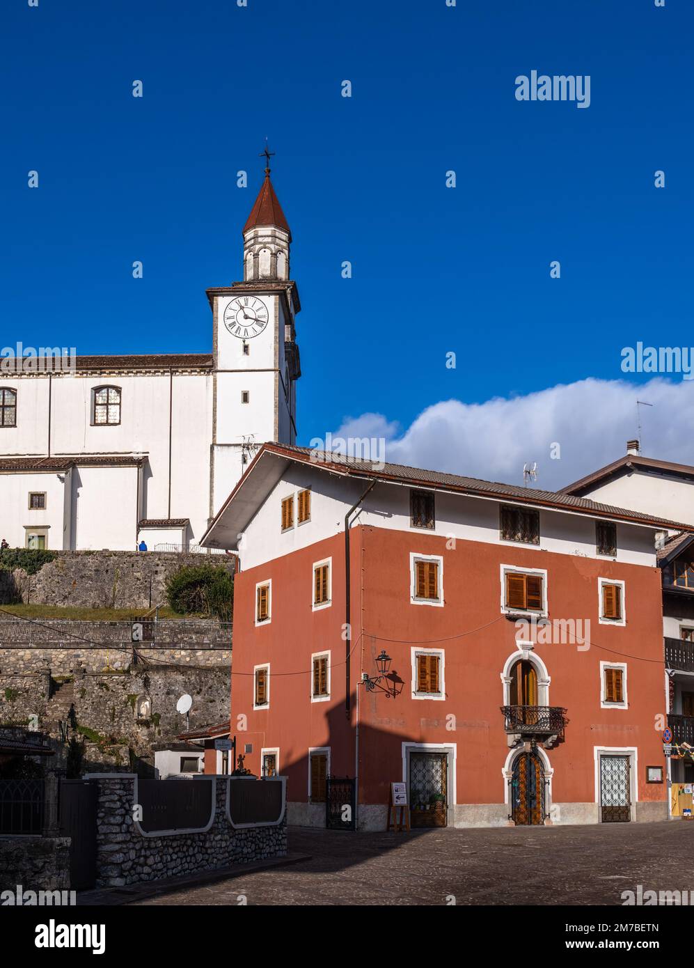 Sutrio, Italia - 29 dicembre 2022: Sutrio è un paese della regione Friuli-Venezia Giulia in provincia di Udine Foto Stock