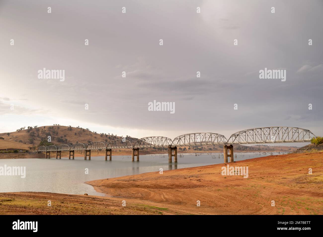 Il ponte di Bethanga esposto a causa del livello molto basso dell'acqua nel lago Hume. Foto Stock