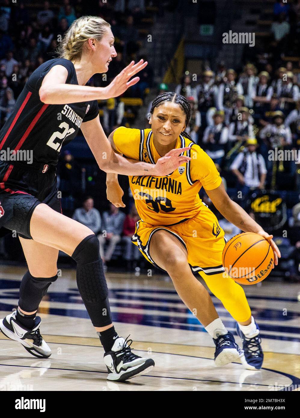 Haas Pavilion Berkeley Calif, USA. 08th Jan, 2023. CA USA La guardia californiana Jayda Curry (30) va in campo durante la partita di pallacanestro femminile NCAA tra Stanford Cardinal e gli orsi d'oro della California. Stanford ha battuto la California 60-56 all'Haas Pavilion Berkeley Calif. Thurman James/CSM/Alamy Live News Foto Stock