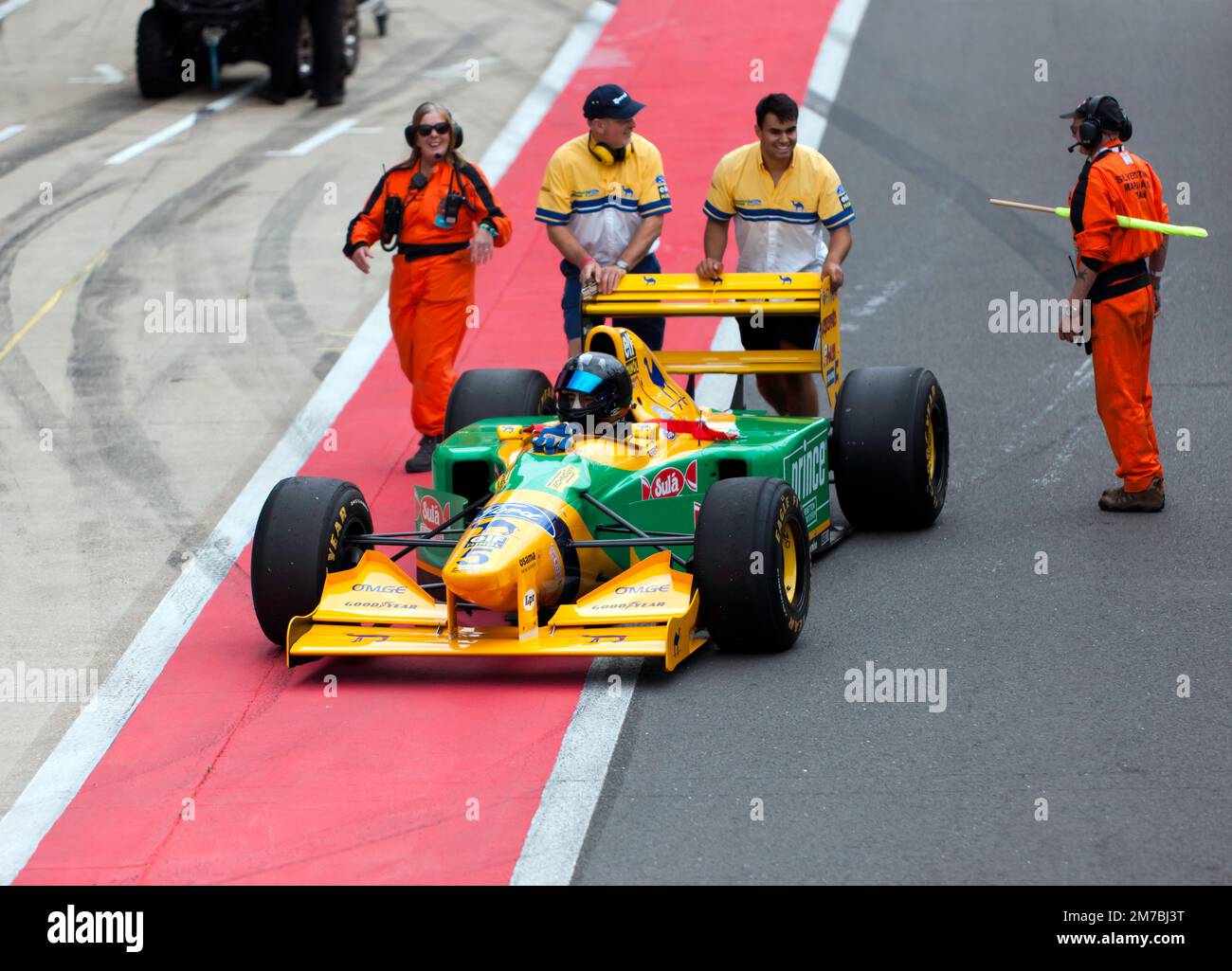 La 1994, Benetton B193, è stata rimessa ai box, dopo la dimostrazione dell'accensione GP degli anni '90 del F1, in occasione della 2022 Silverstone Classics Foto Stock