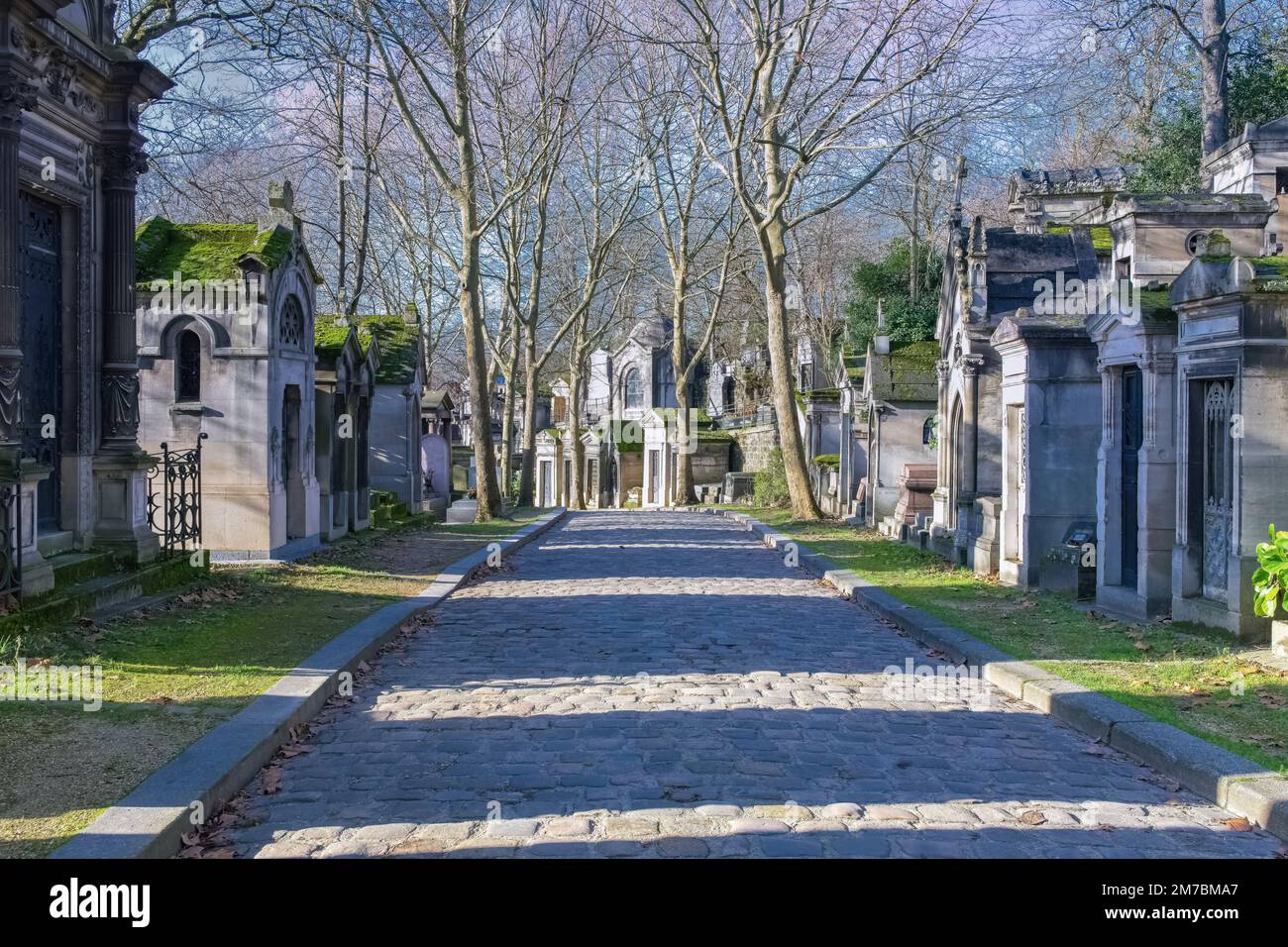 Parigi, il cimitero di Pere-Lachaise, vicolo lastricato con tombe in inverno Foto Stock