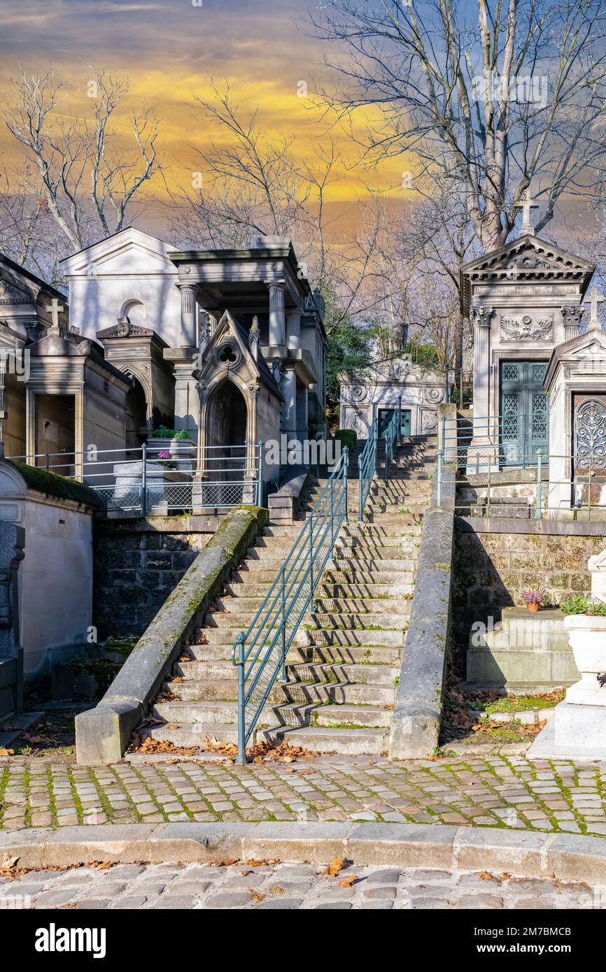 Parigi, il cimitero di Pere-Lachaise, vicolo lastricato con tombe in inverno Foto Stock