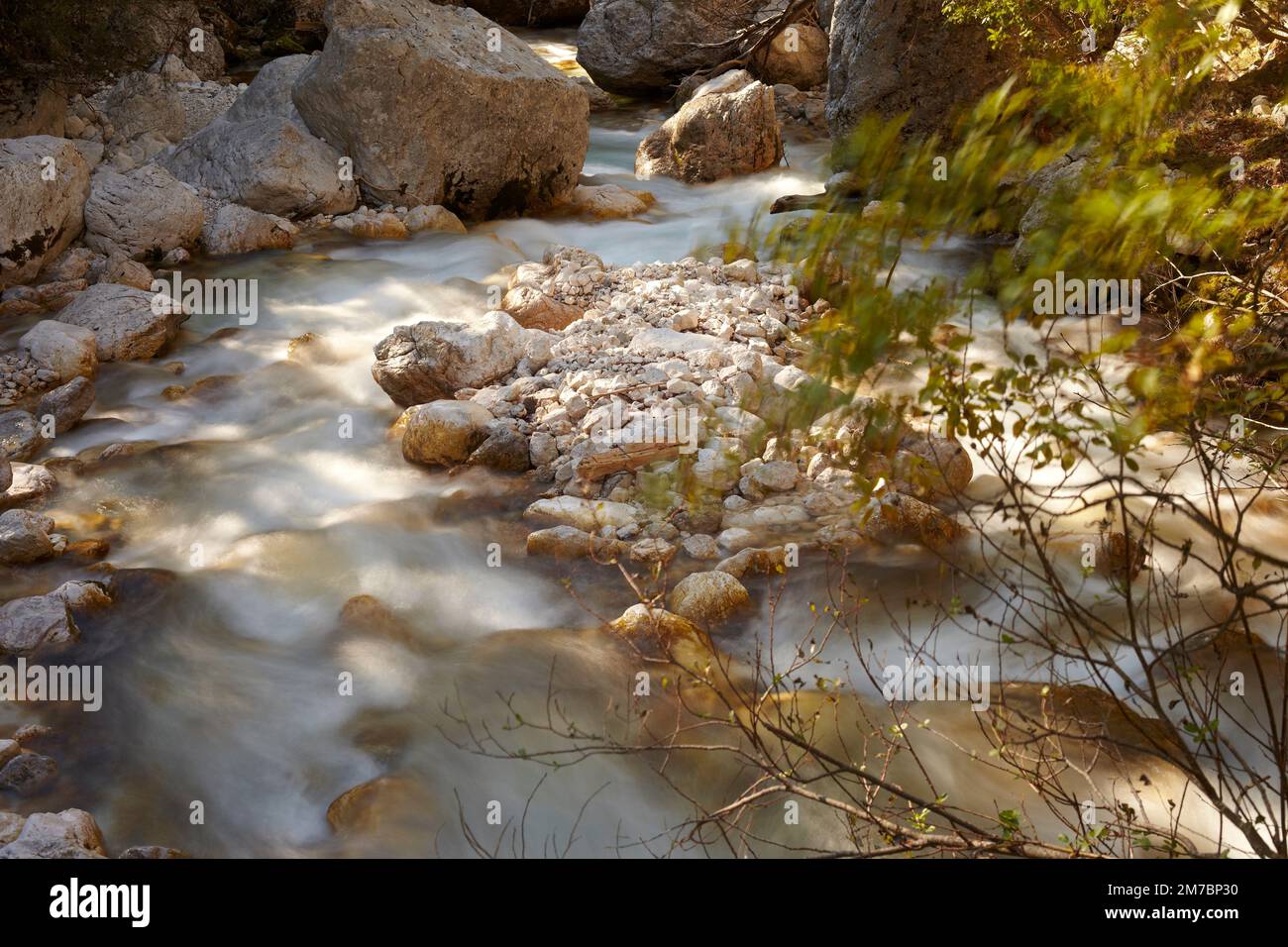 Fiume Soca in autunno esposizione lunga durata Foto Stock