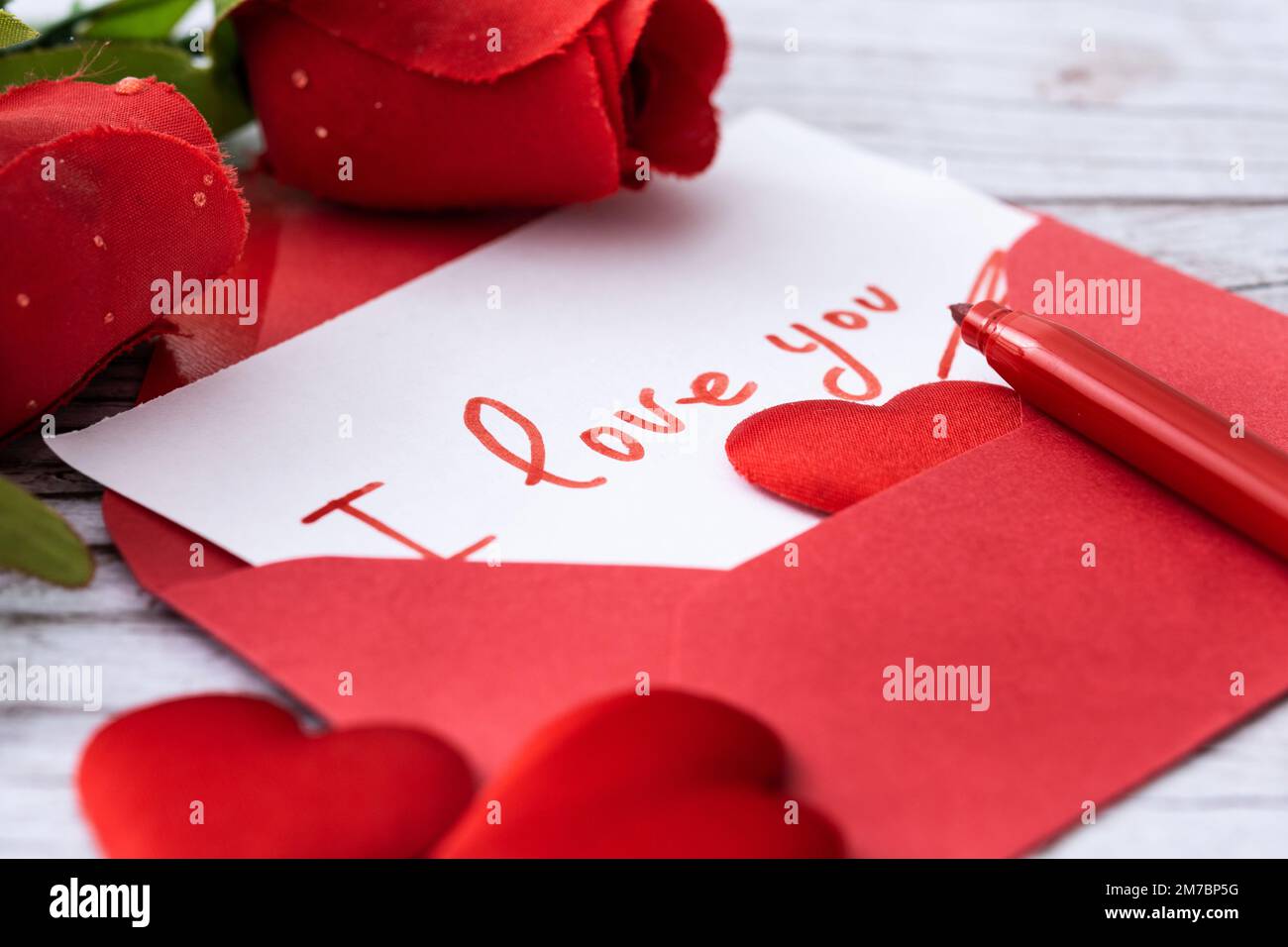 Set scatole a forma di cuore decorate con cuori rosa e rosso su sfondo rosso Foto Stock