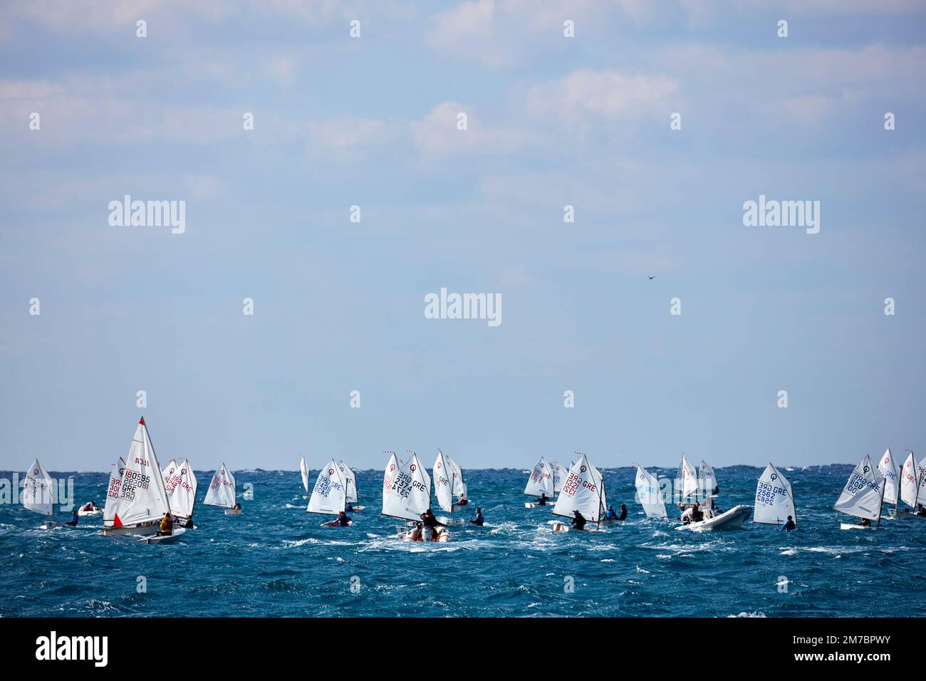 Piccole barche a vela in fila all'allenamento in mare aperto Foto Stock