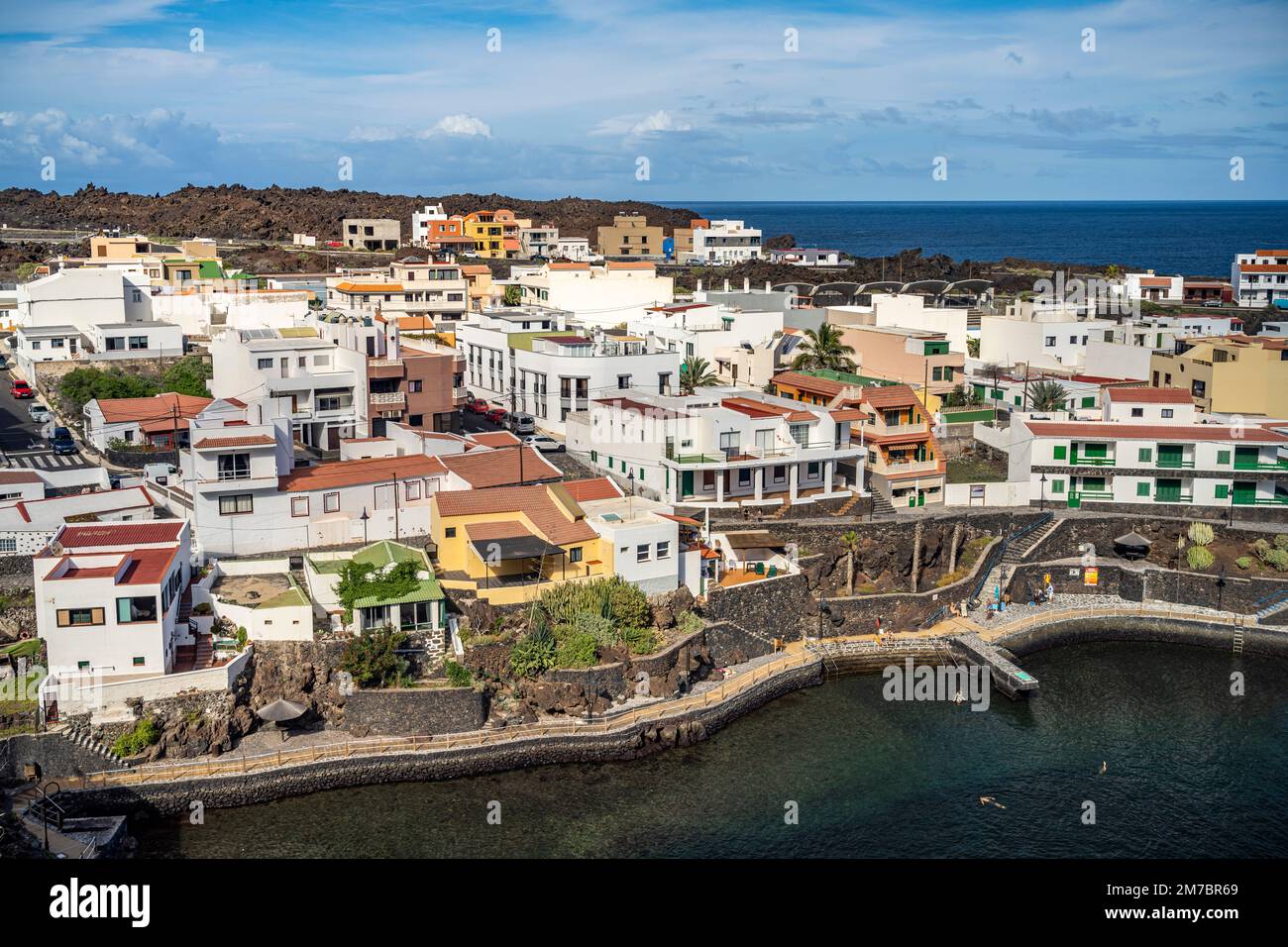 Blick vom Mirador El Tamaduste auf das Naturschwimmbecken und den Ort Tamaduste, El Hierro, Kanarische Inseln, Spanien | Vista da El Tamaduste Mirado Foto Stock