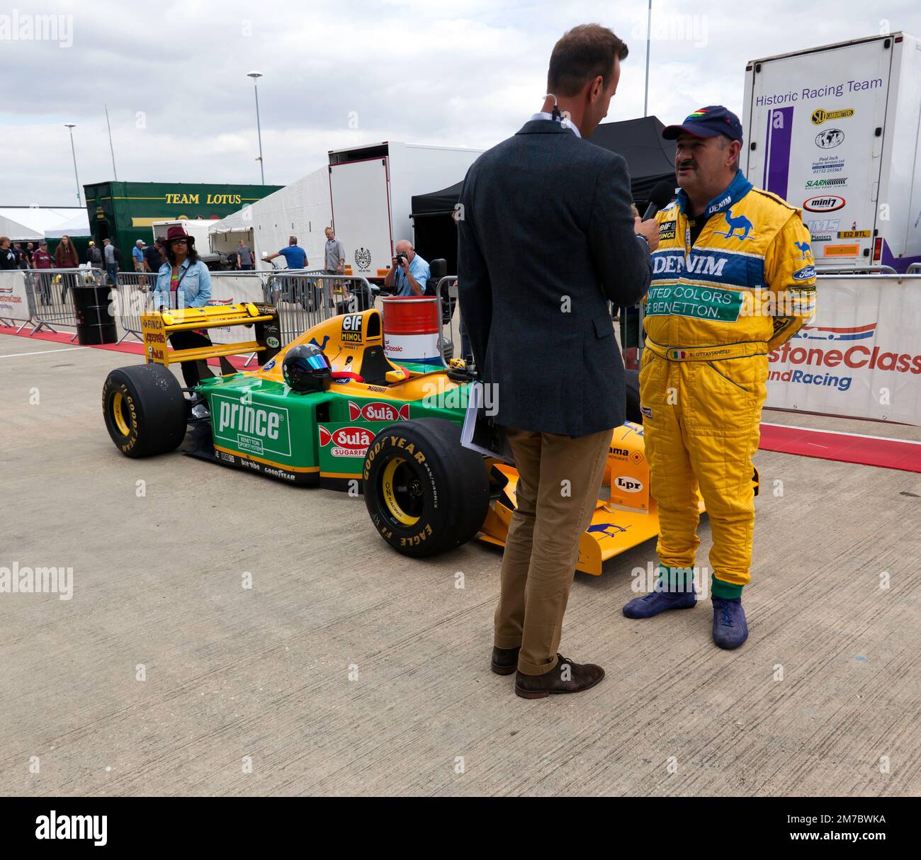 Steve Ottavianetti, intervistato, accanto alla 1994, Benetton B193, prima della dimostrazione F1 del GP di Ignition degli anni '90, al 2022 Silverstone Classics Foto Stock
