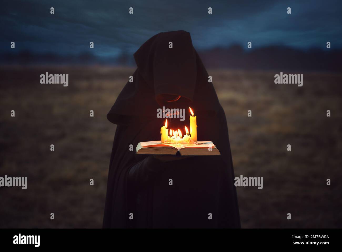 Libro di luce in una terra di tenebre Foto Stock