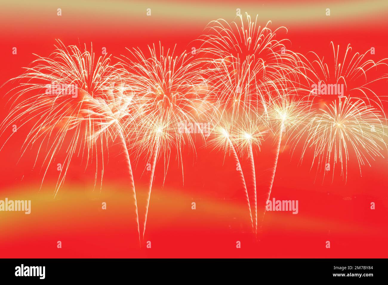 Oro fuochi d'artificio celebrazione su sfondo rosso per la celebrazione del Capodanno cinese. Foto Stock