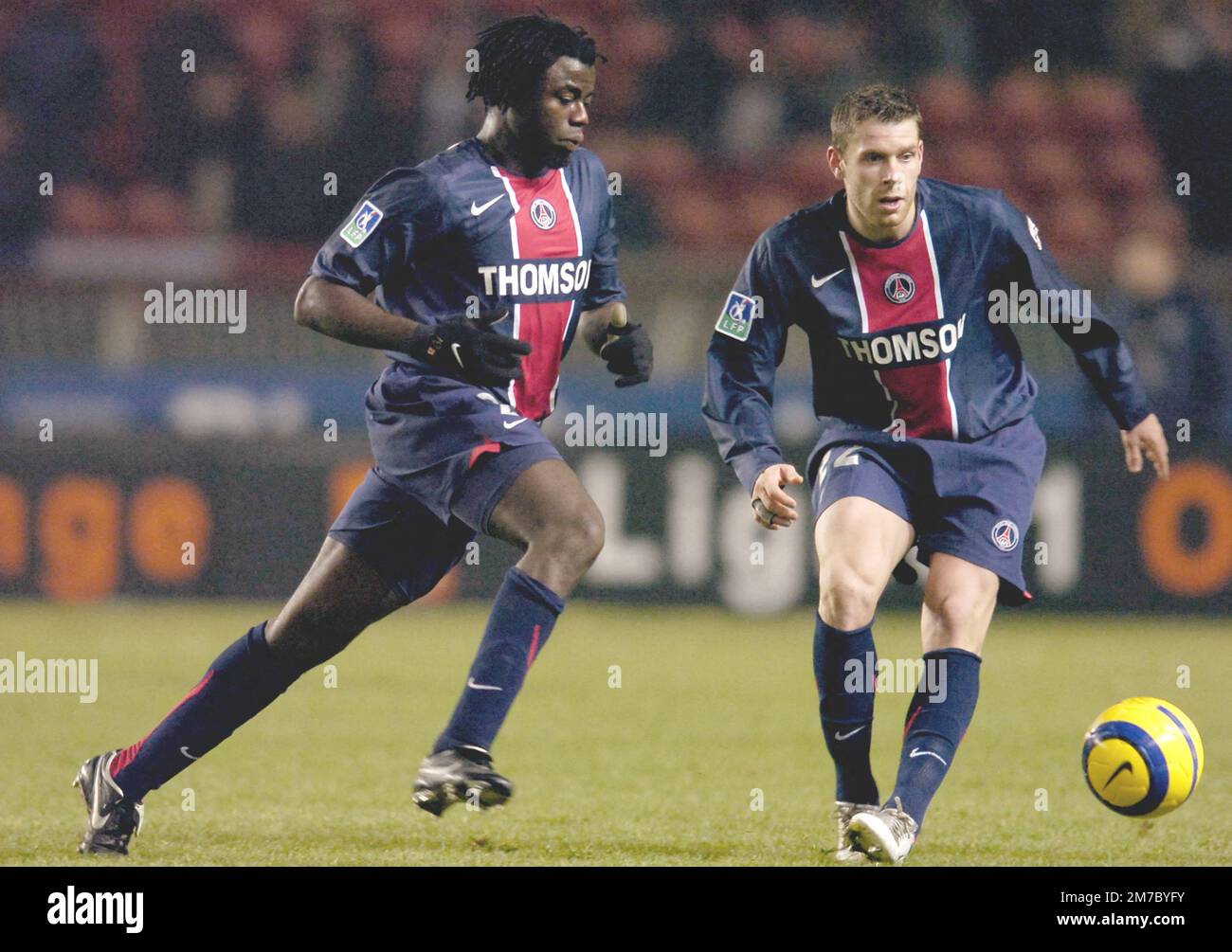 Foto del file datata 4 gennaio 2006 del modeste M'Bami e Sylvain Armand di Parigi in azione durante la prima partita di calcio della lega francese PSG vs Sochaux al Parc des Princes di Parigi. L’ex centrocampista parigino-Saint-Germain e Camerun Modeste M’Bami è morto a 40 anni dopo aver subito un attacco di cuore, ha dichiarato il PSG in una dichiarazione di sabato. M’Bami ha vinto due Coupes de France con il Club parigino, nel 2004 e nel 2006, nonché una medaglia d’oro olimpica con il Camerun ai Giochi di Sydney del 2000. A quelle Olimpiadi, M’Bami si è assicurato il suo posto nella storia del calcio del Camerone, segnando un “gol d’oro” in extr Foto Stock