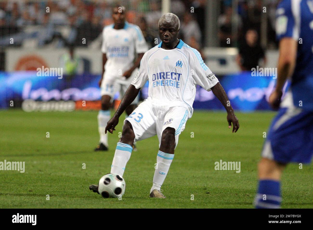 Foto del file datata 17 agosto 2008 del modestio M'Bami di Marsiglia durante la partita contro Auxerre a Marsiglia, franco allo Stade Velodrome. L’ex centrocampista parigino-Saint-Germain e Camerun Modeste M’Bami è morto a 40 anni dopo aver subito un attacco di cuore, ha dichiarato il PSG in una dichiarazione di sabato. M’Bami ha vinto due Coupes de France con il Club parigino, nel 2004 e nel 2006, nonché una medaglia d’oro olimpica con il Camerun ai Giochi di Sydney del 2000. A quelle Olimpiadi, M’Bami si è assicurato il suo posto nella storia del calcio del Camerone, segnando un “gol d’oro” in tempo extra per suggellare il vict dei Lions Indomitabili Foto Stock