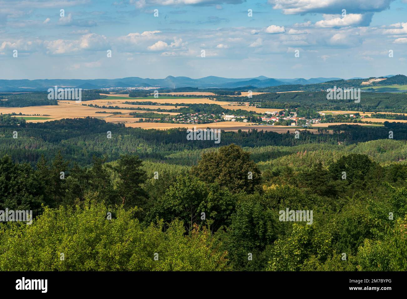 Duca, Ceska si affina la montagna di Lipa e Luzicke dalla collina di Nedka in CHKO Kokorinsko - Machuv kraj in Repubblica Ceca durante la bella giornata estiva Foto Stock