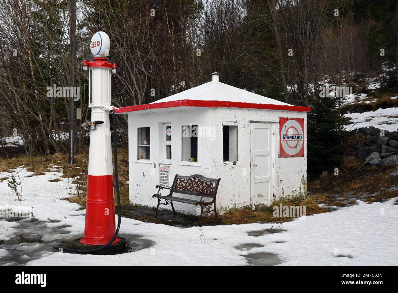 Una stazione di servizio d'epoca a Sorkil, nella parte settentrionale della Norvegia. Foto Stock
