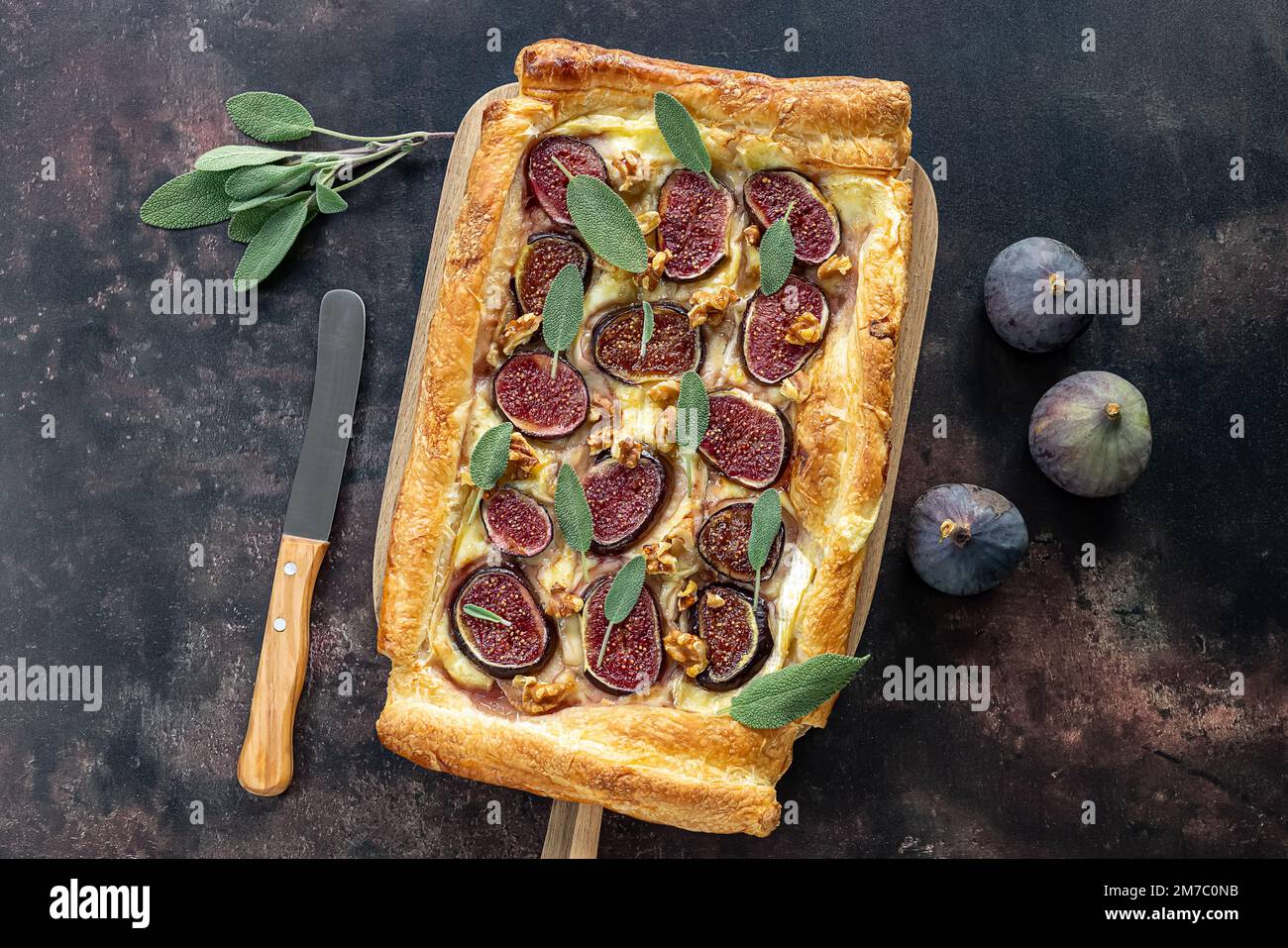 Crostata di formaggio e fichi con salvia, miele e noci. Foto Stock