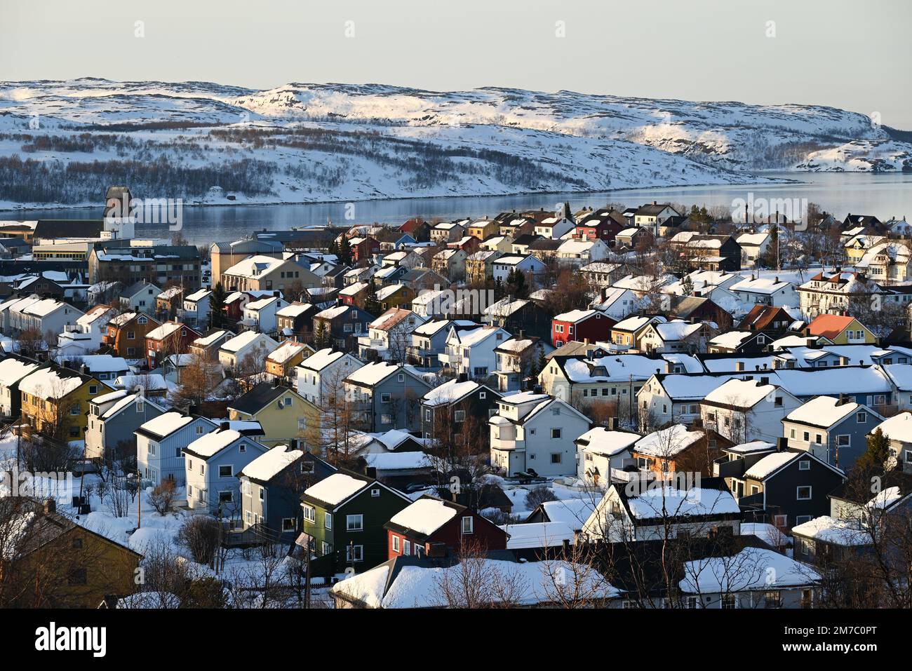 Vista generale della città di Kirkenes, nell'estremo nord della Norvegia, durante la stagione invernale. Foto Stock