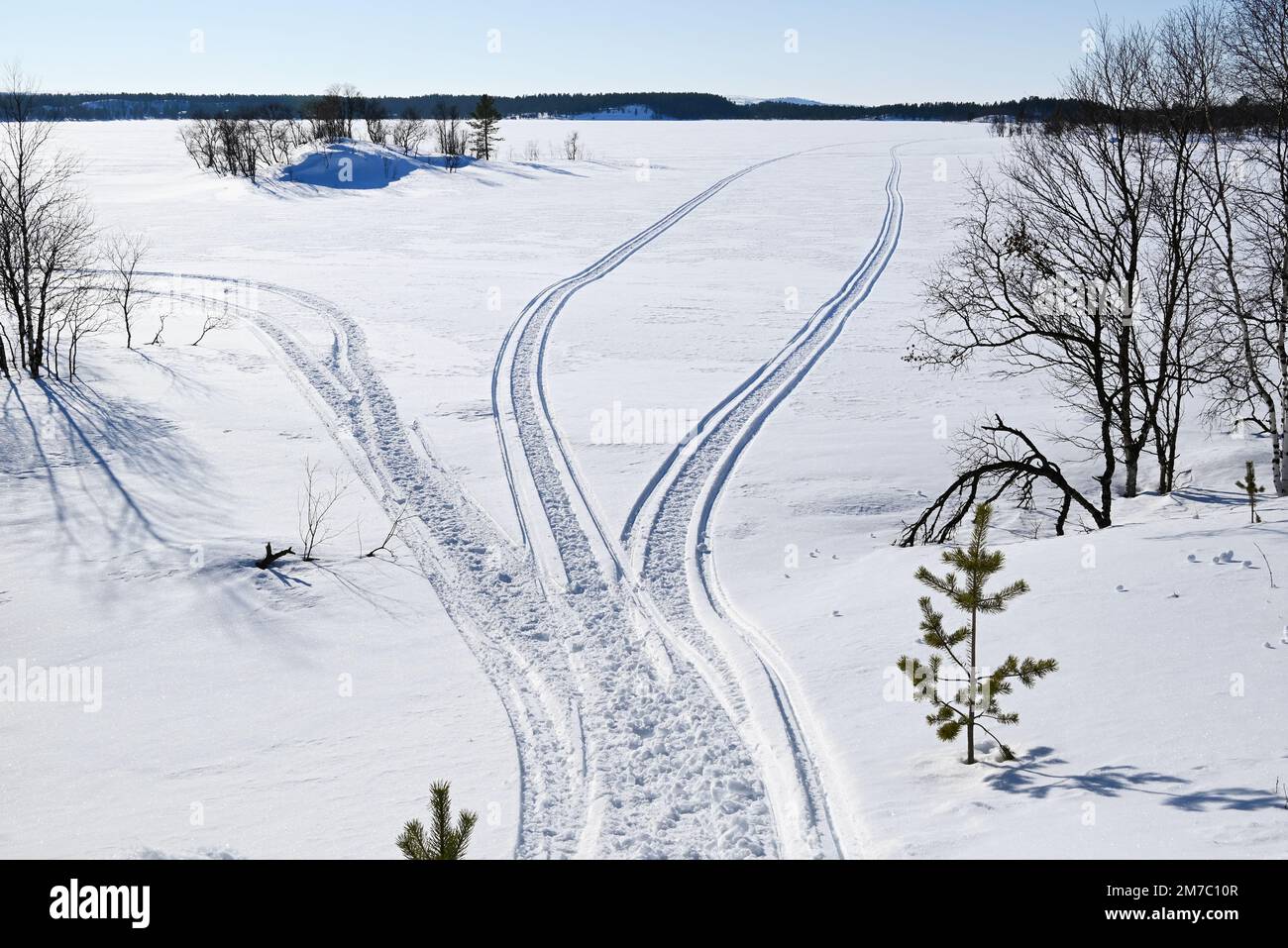 Durante l'inverno, il lago ghiacciato Yanisyarvi nella Finlandia settentrionale, parte di Carelia. Foto Stock