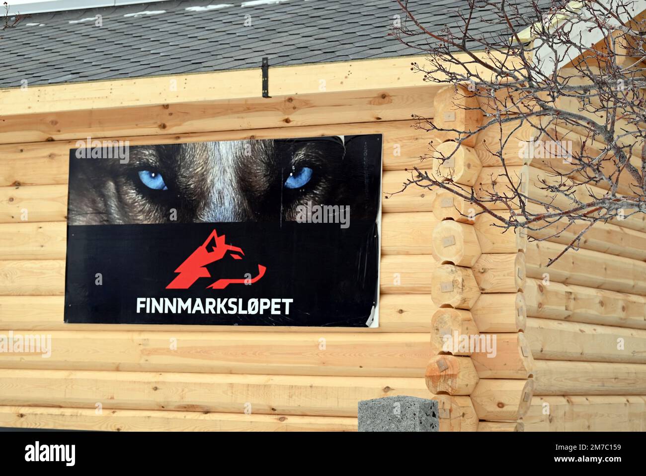 Una scheda pubblicitaria in alta, Norvegia, per la corsa di cani da slitta Finmarkslopet. Foto Stock