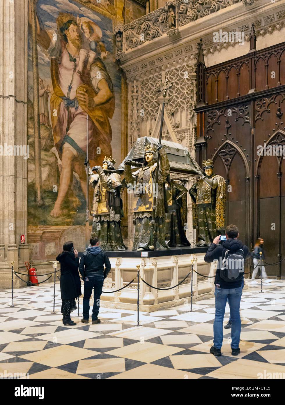 La tomba dell'esploratore Cristoforo Colombo nella cattedrale, Siviglia, Provincia di Siviglia, Andalusia, Spagna. La Cattedrale, Alcázar e Archivio de Indias Foto Stock