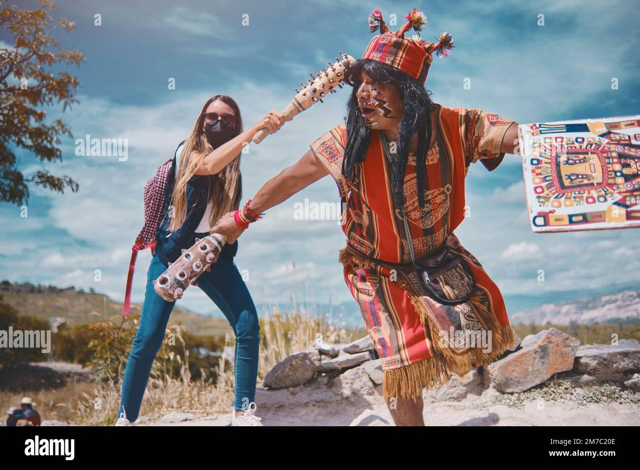 Rappresentazione del guerriero Inca vestito e con battaglia, lotta prehispanica con un turista in Perù Foto Stock