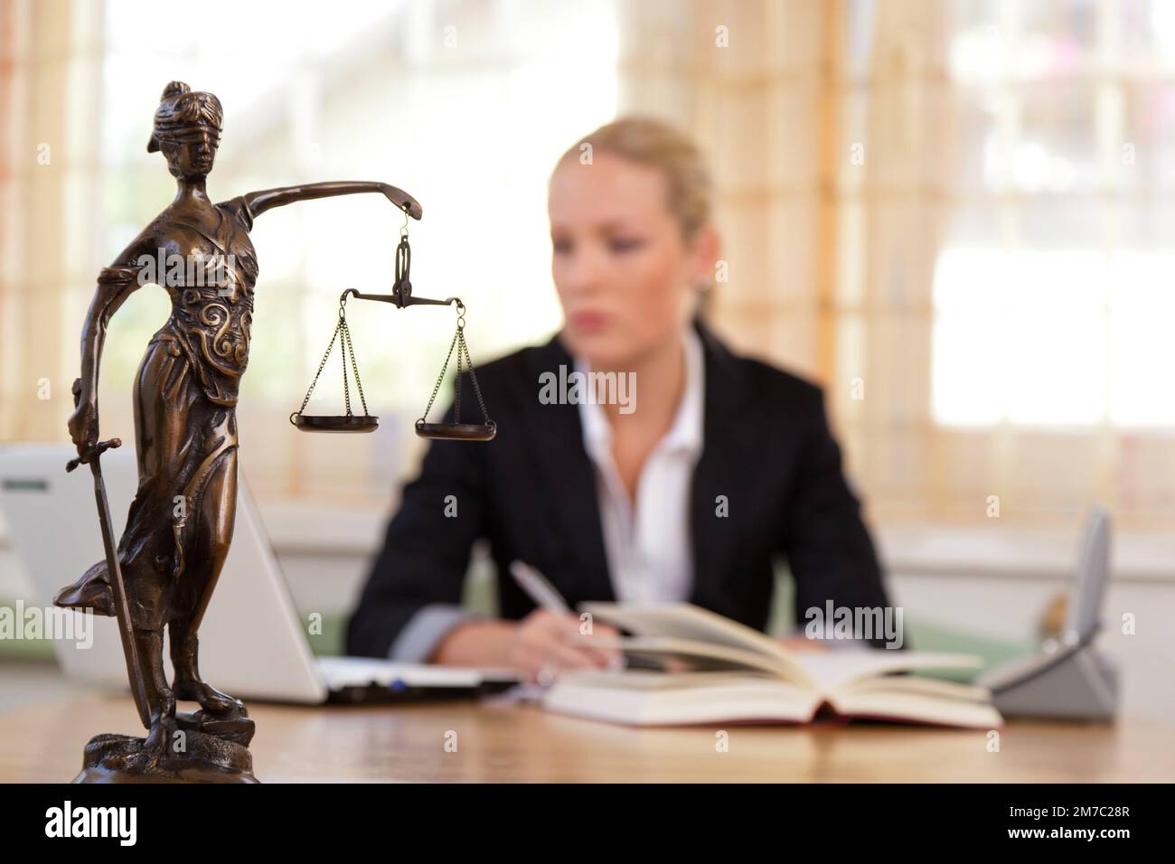 Lady Justice sulla scrivania di a con euro fatture, corrutting, coutout, Europa Foto Stock