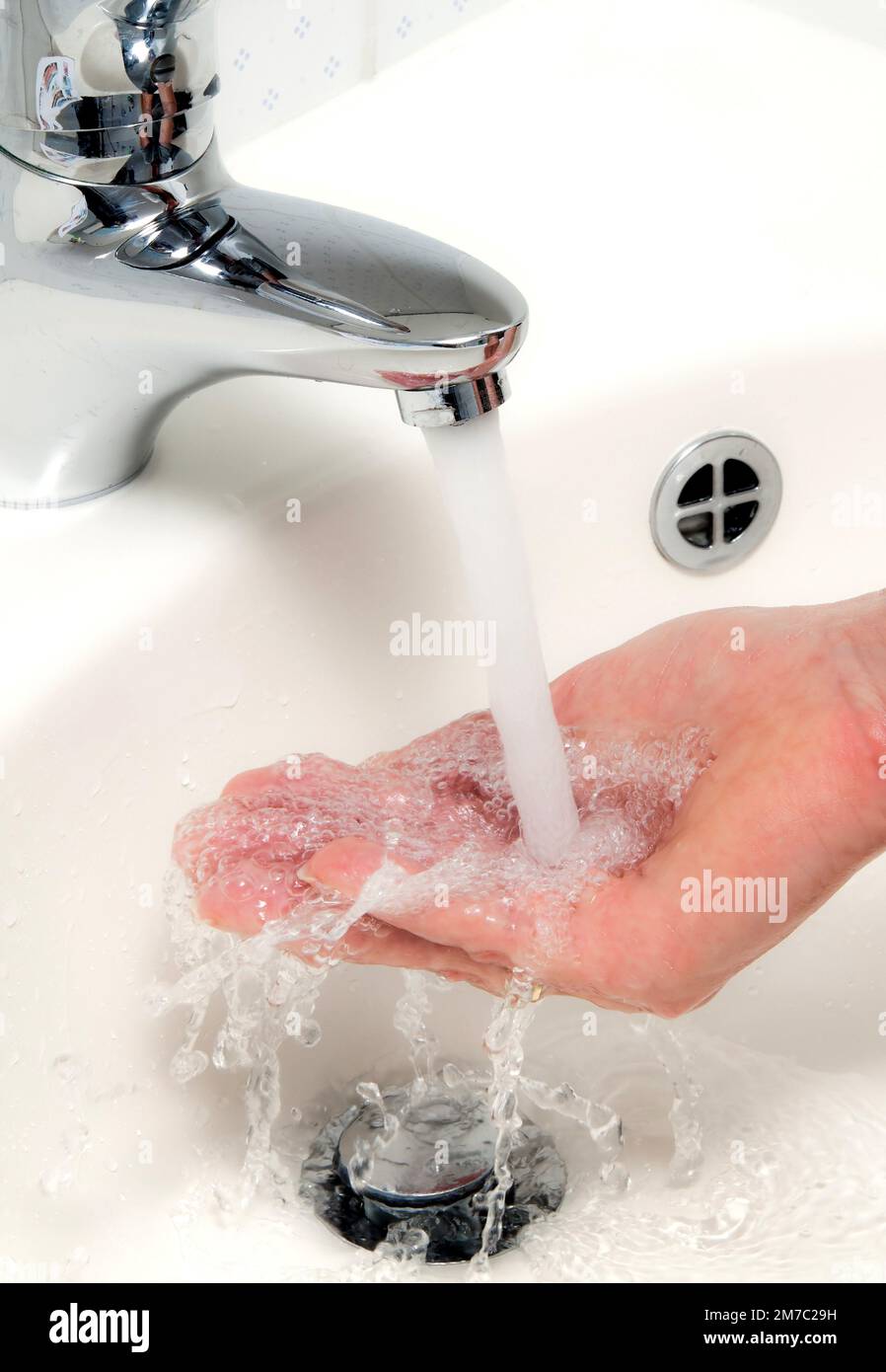 La donna lava le mani sotto acqua corrente e sapone Foto Stock