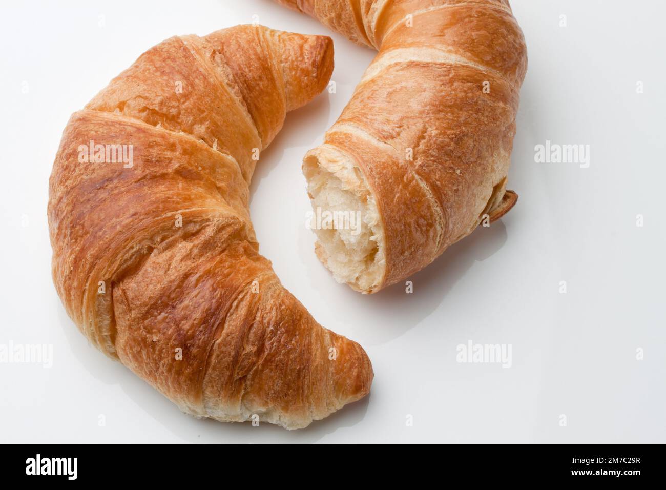 Due croissant e dolci francesi per la colazione Foto Stock