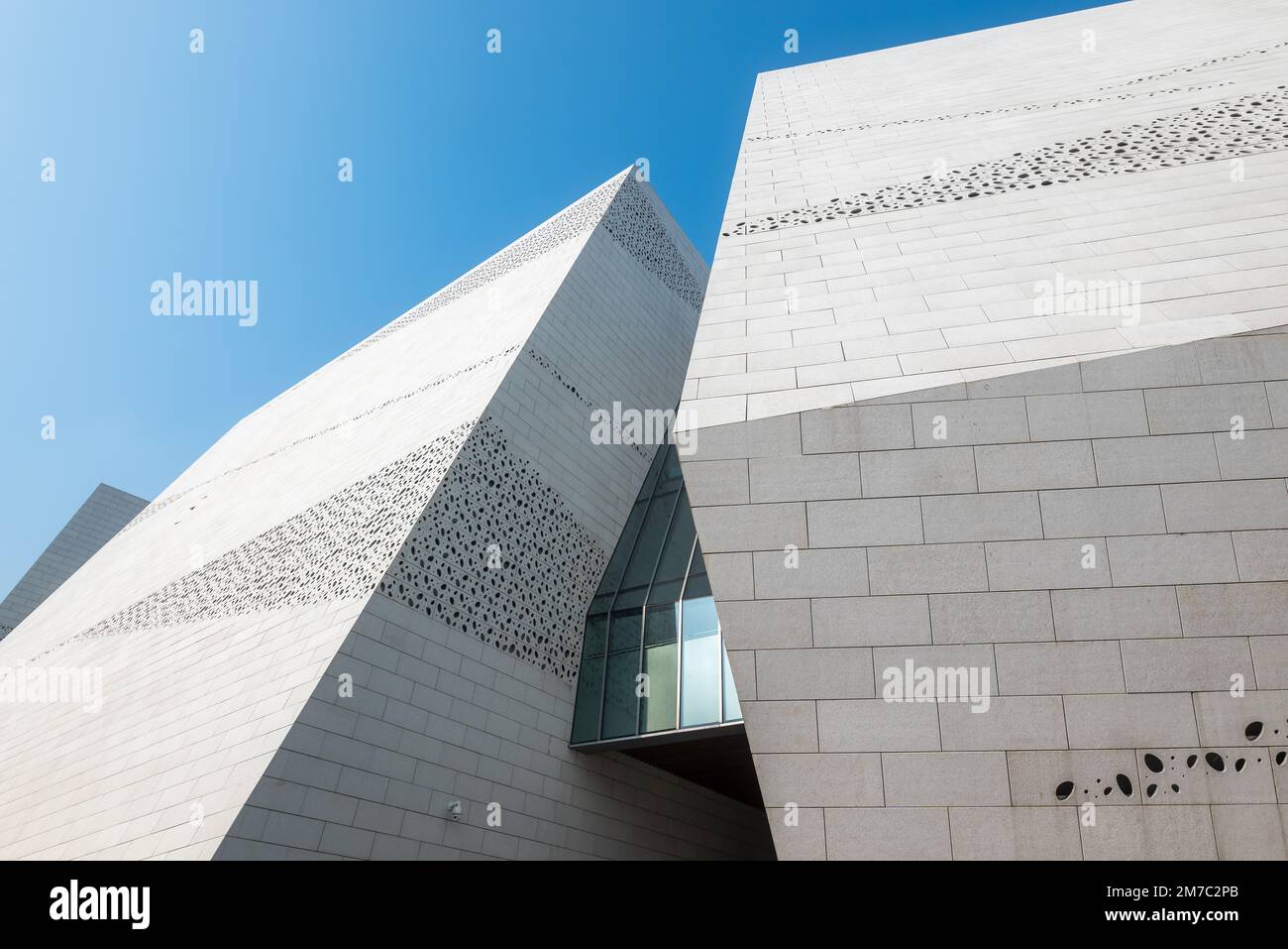 Museo di Storia Naturale di Chengdu contro il cielo blu chiaro Foto Stock