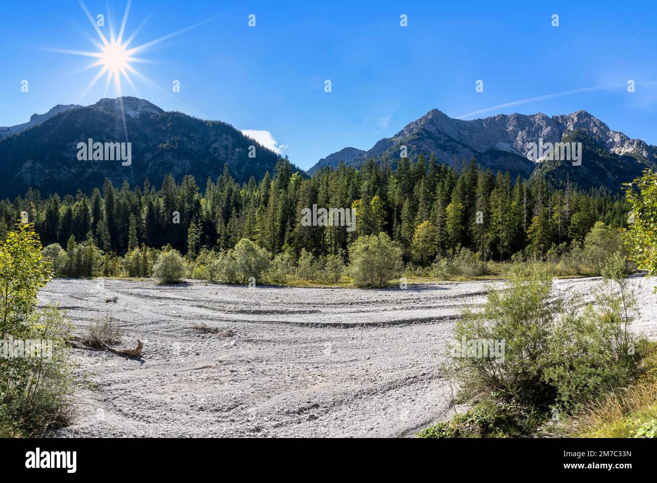 Fiume Hornbach e catena Hornbach nelle Alpi Lechtal, Austria, Tirolo, Lechtaler Alpen, Vorderhornbach Foto Stock