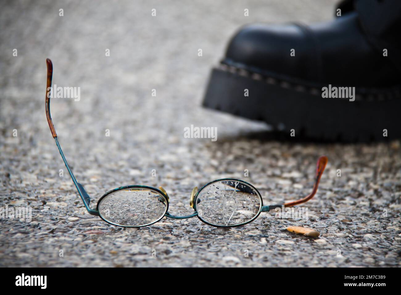 stivale tramples occhiali, radicalismo ala destra Foto Stock