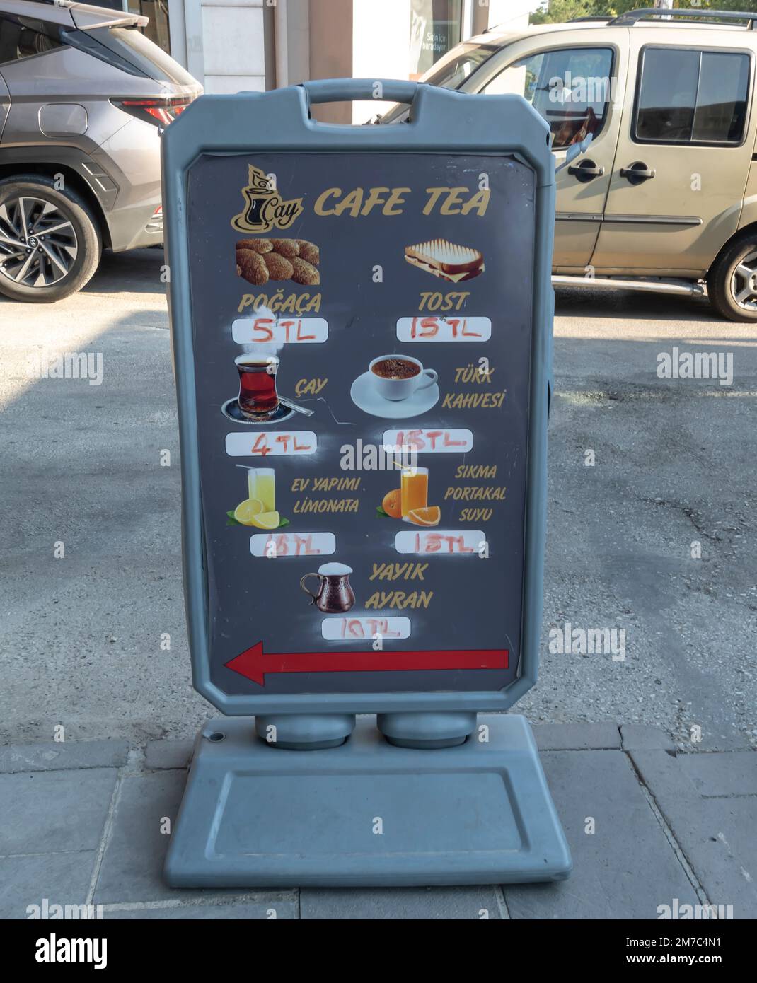 Prezzi dei caffè di Ankara. Menu con poster con caffè e tè e prezzi. Street Cafe Ankara Turkey Foto Stock
