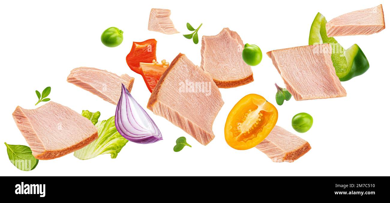 Ingredienti di insalata di tonno cadente isolati su sfondo bianco Foto Stock