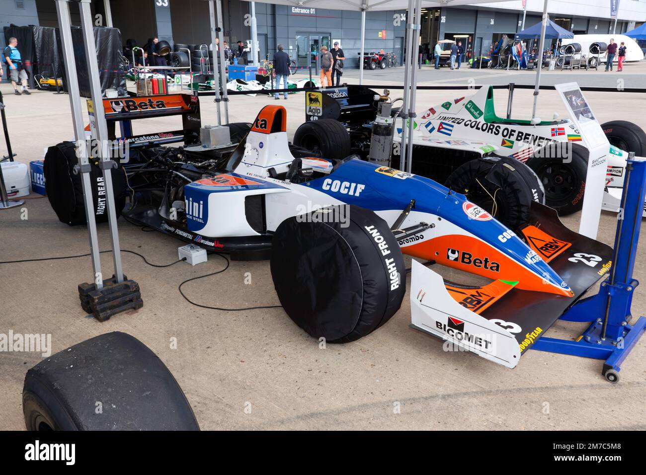 Vista di una 1994, Minardi M194, in mostra al 2022 Silverstone Classic Foto Stock