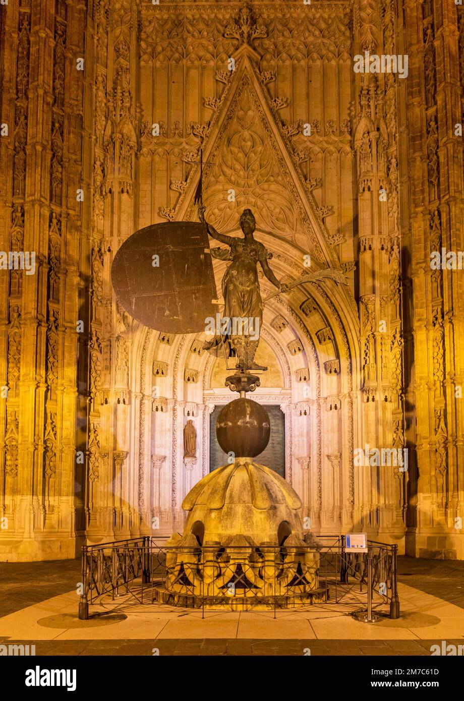 Replica della bandera meteorologica Girandillo dalla Puerta del Principe/porta del Principe della cattedrale, Siviglia, Spagna. L'originale incorona il Foto Stock