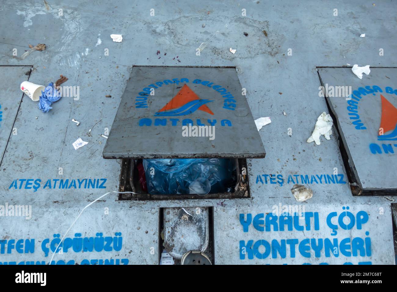 Smaltimento di rifiuti macinati. Contenitore dei rifiuti aperto con un pedale premuto. Antalya Turchia Foto Stock