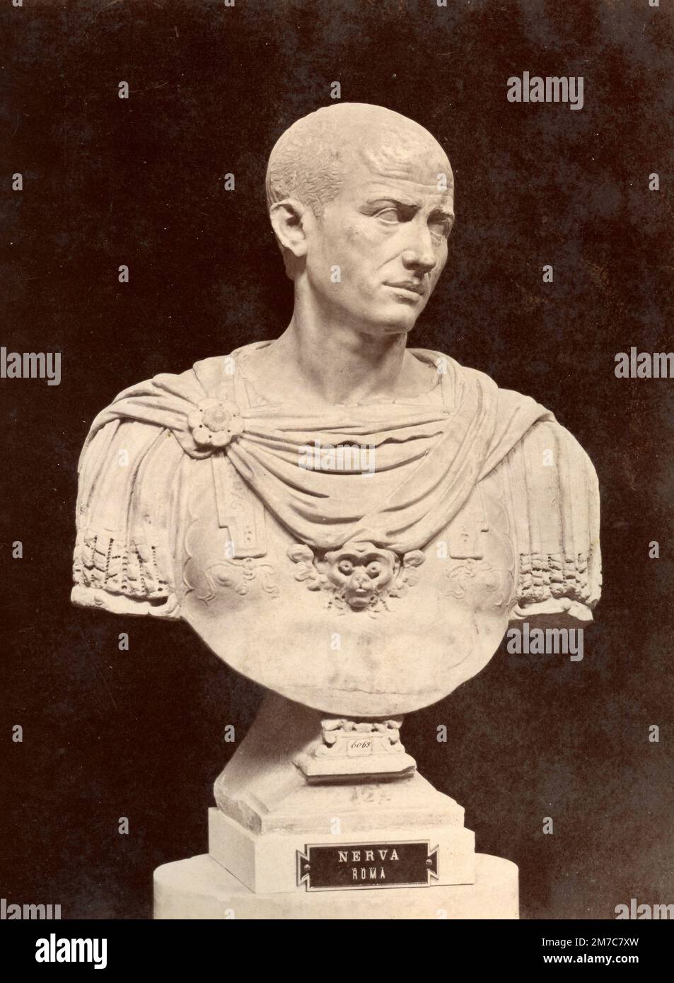 Nervo, scultura in busto di marmo dell'imperatore romano, stampa albumen, 1870s Foto Stock