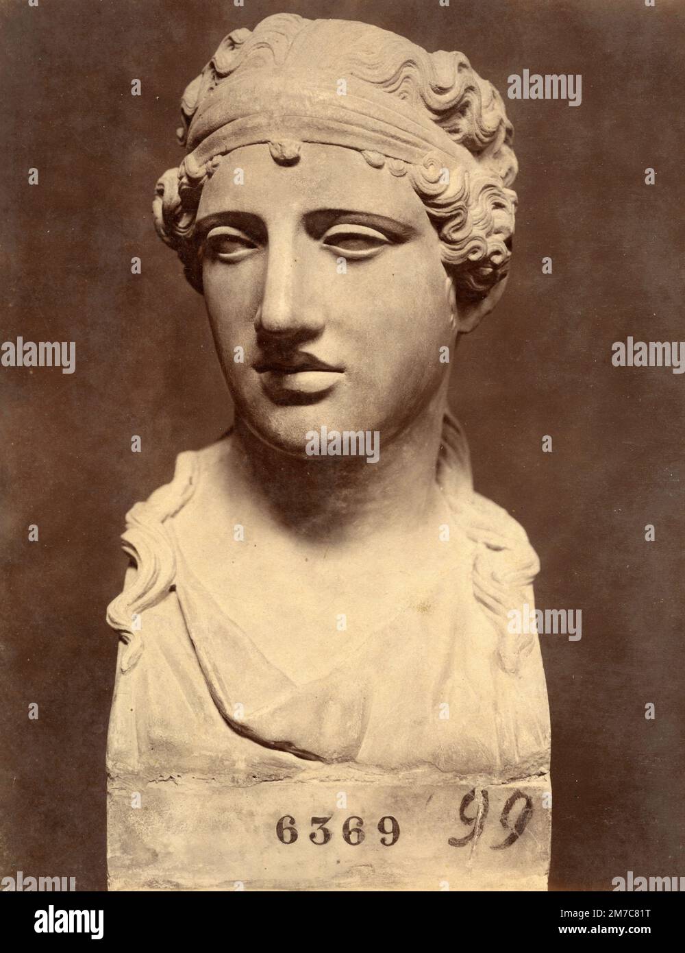 Busto di marmo di Cibele, scultura romana rinvenuta a Ercolano, stampa albumena, 1870s Foto Stock