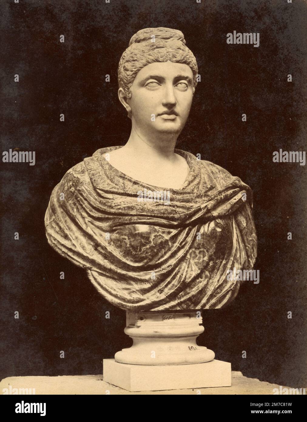 Faustina il giovane, moglie dell'imperatore romano Marco Aurelio busto di marmo, scultura romana, stampa albume, 1870s Foto Stock
