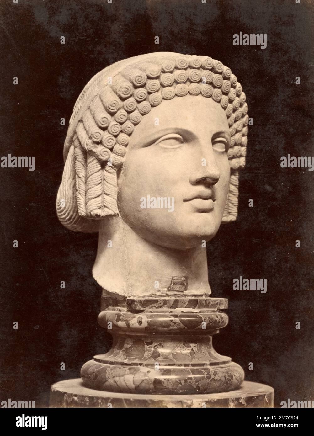 Testa arcaica, scultura romana in marmo rinvenuta a Pompei, stampa albumina, 1870s Foto Stock